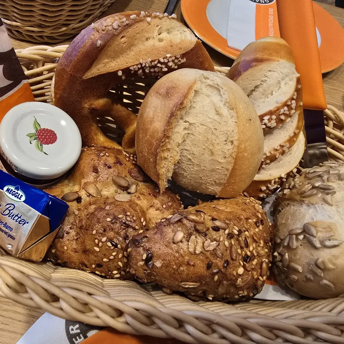 Essen und Trinken, Bäckerei Gnaier im REWE Dillingen