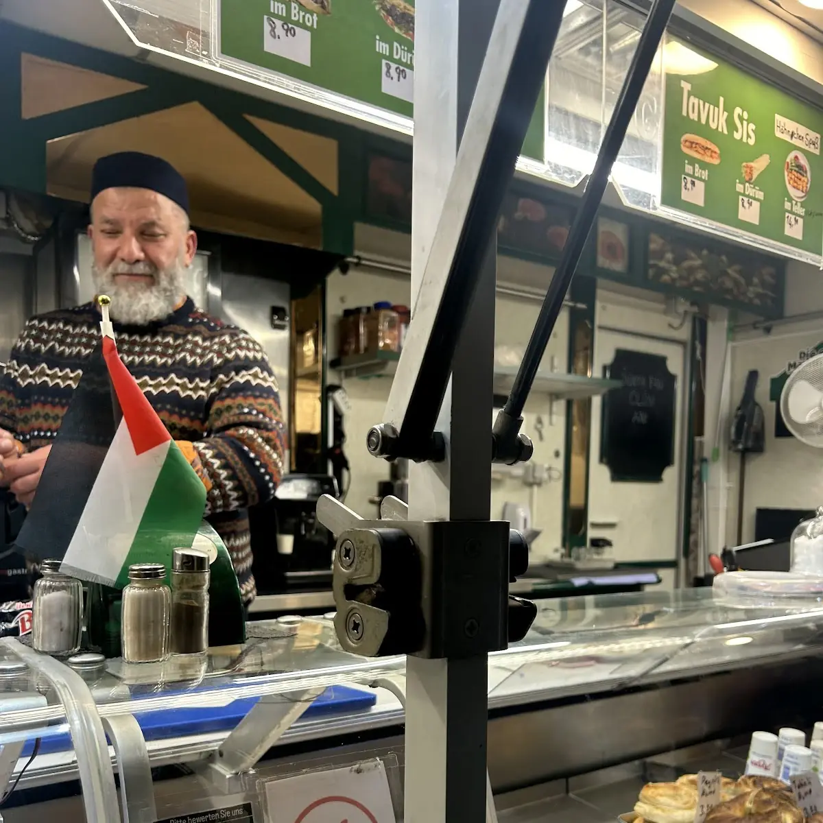 Atmosphäre, Köfteci Hamza Kebabcı ciğerci Hamza