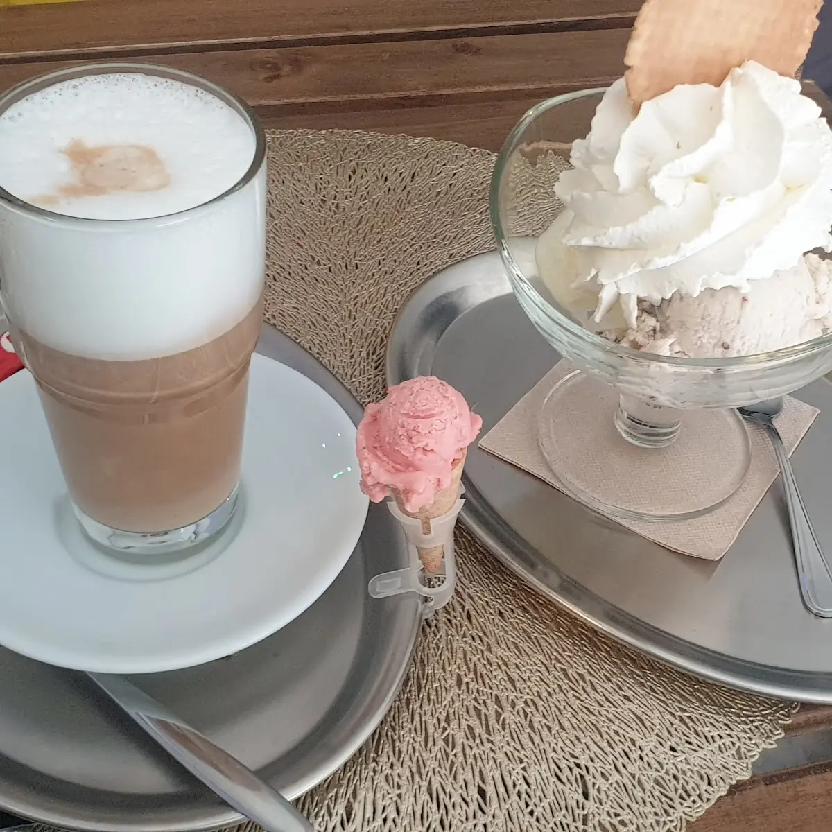 Essen und Trinken, Eiscafé Loumica