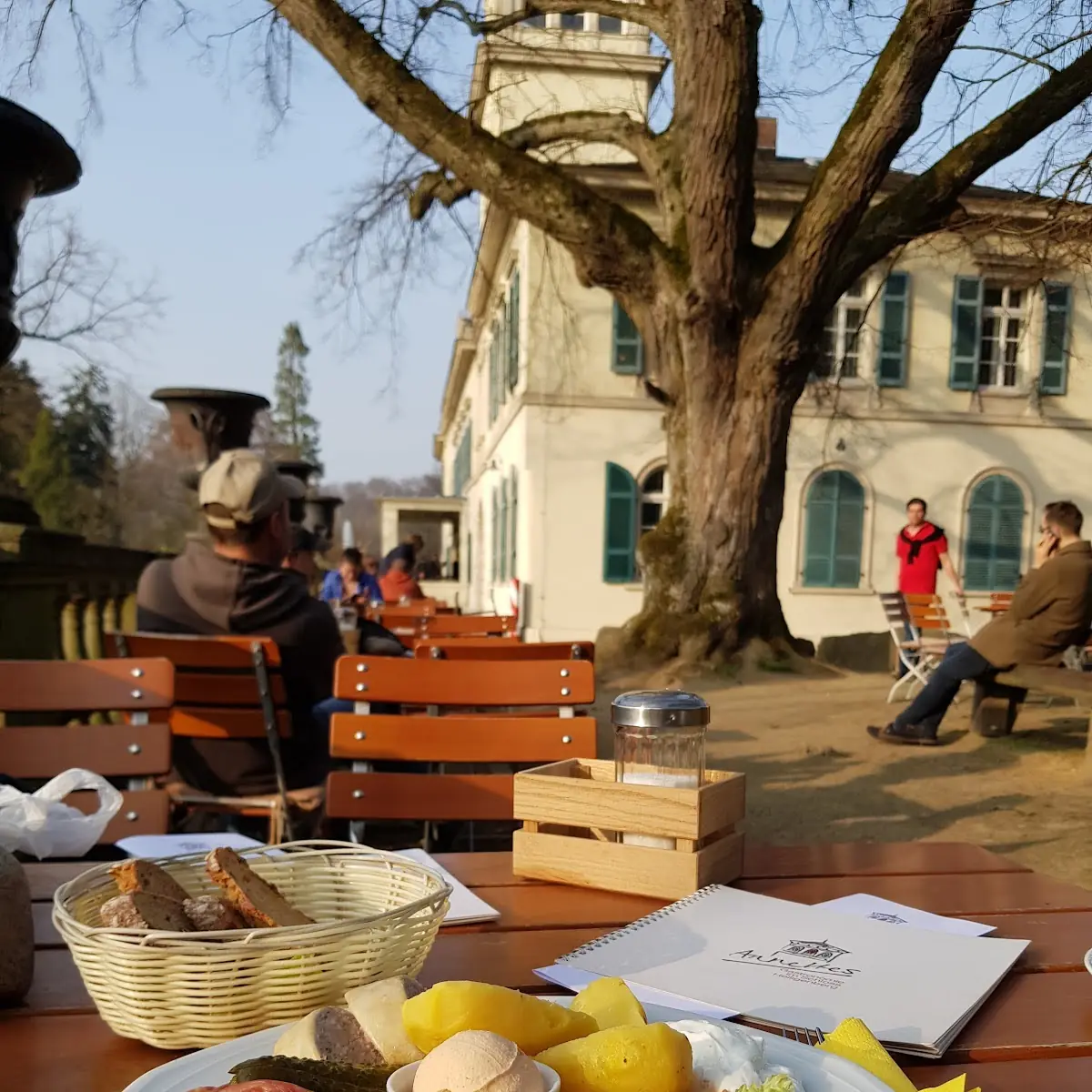 Essen und Trinken, Annettes Tochter Gastronomie im Schloss Heiligenberg