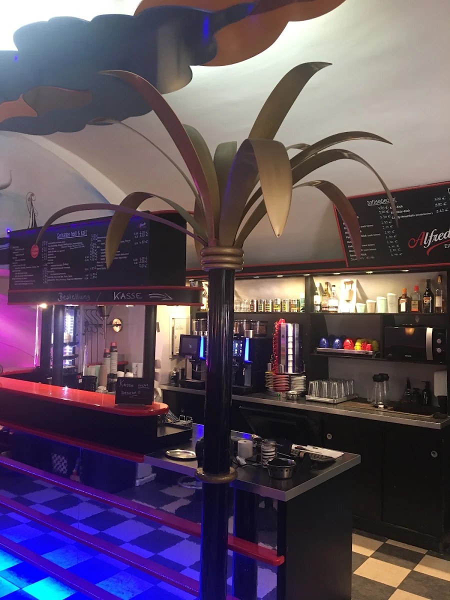 Atmosphäre, Alfredo Eiscafé