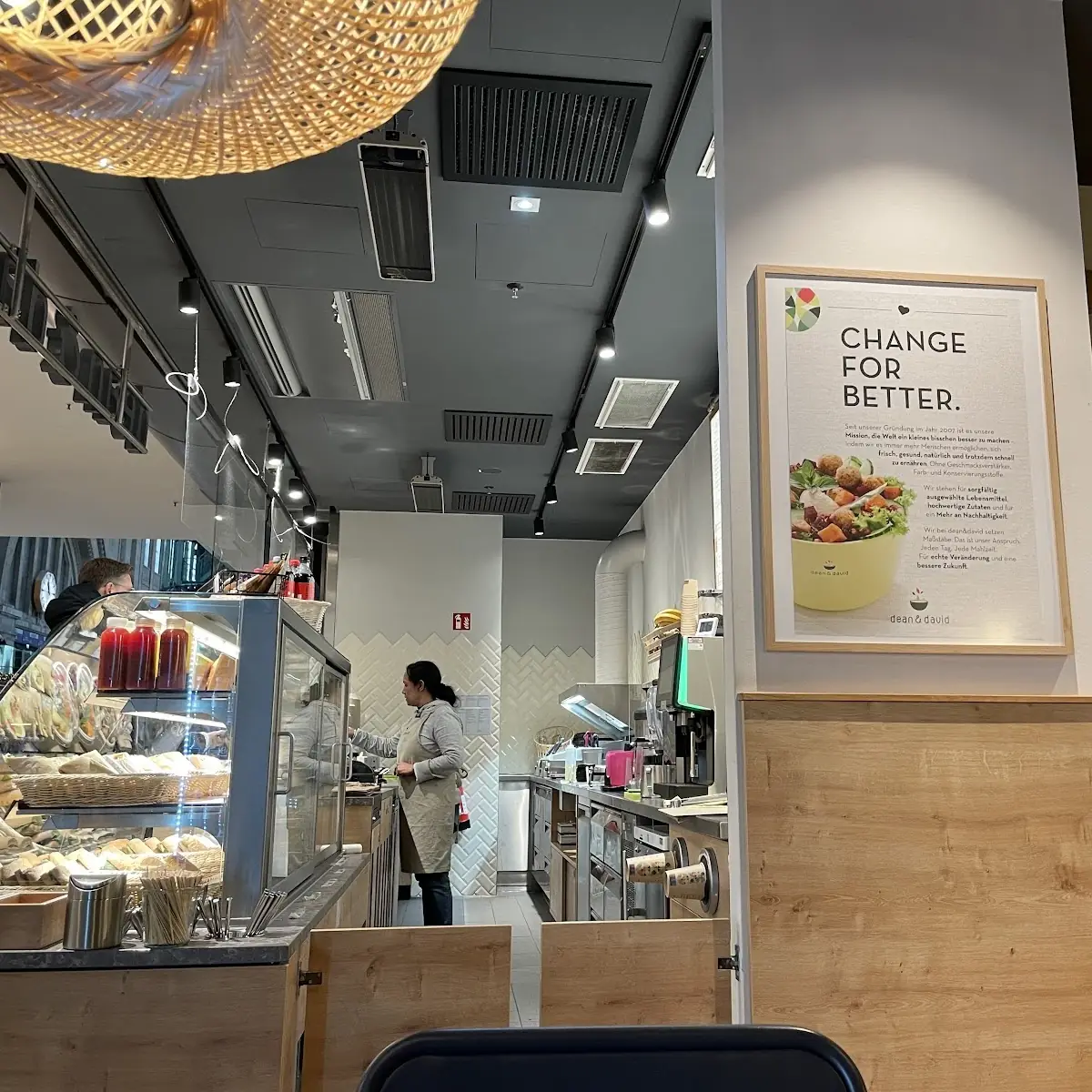 Atmosphäre, dean&david | Bowls, Salate, Curries & Snacks im Hauptbahnhof Leipzig