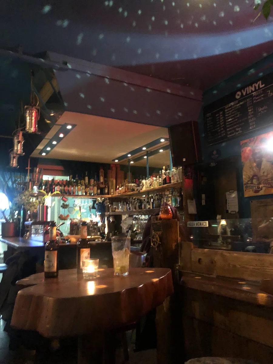Atmosphäre, VINYL Bar