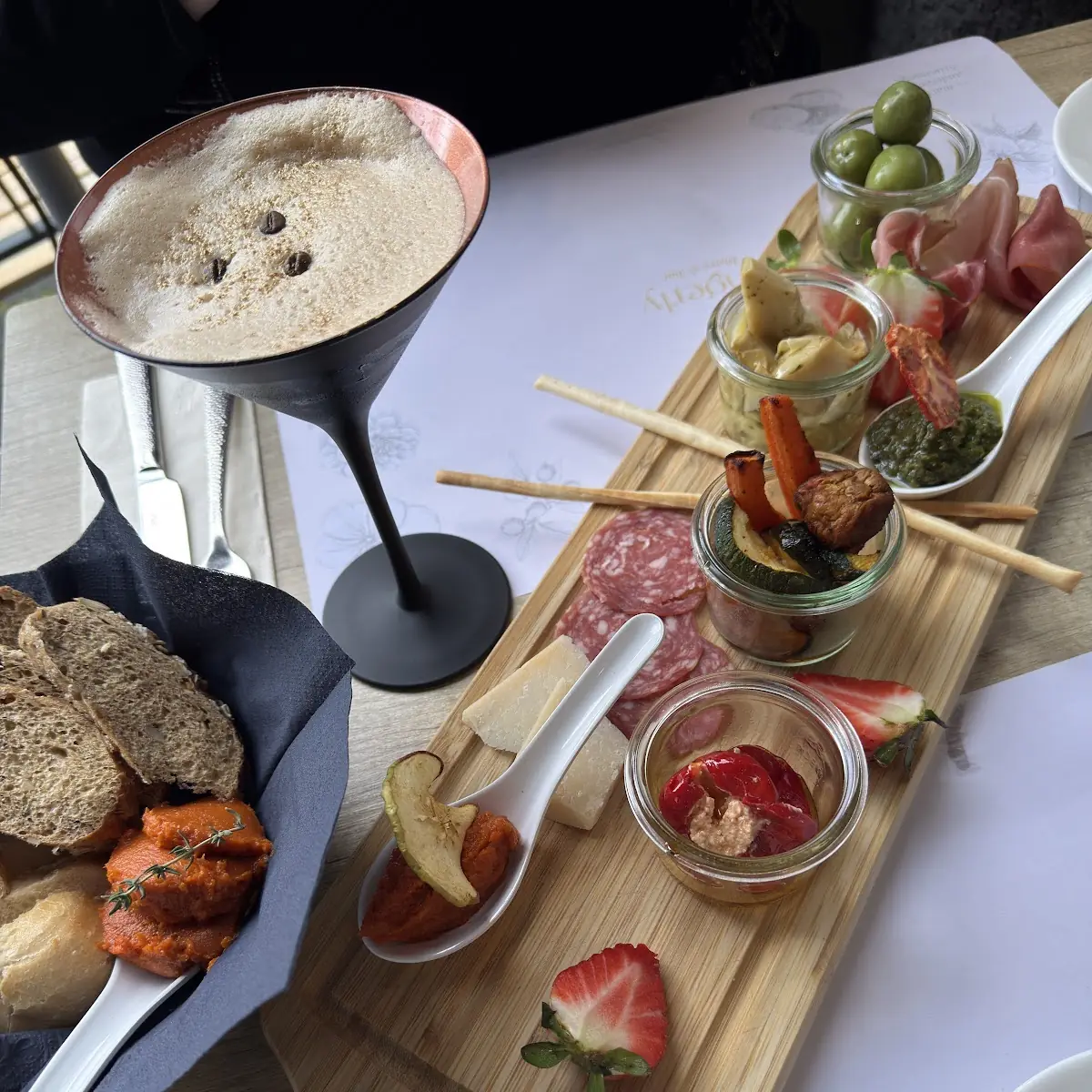 Essen und Trinken, Fingerly Restobar