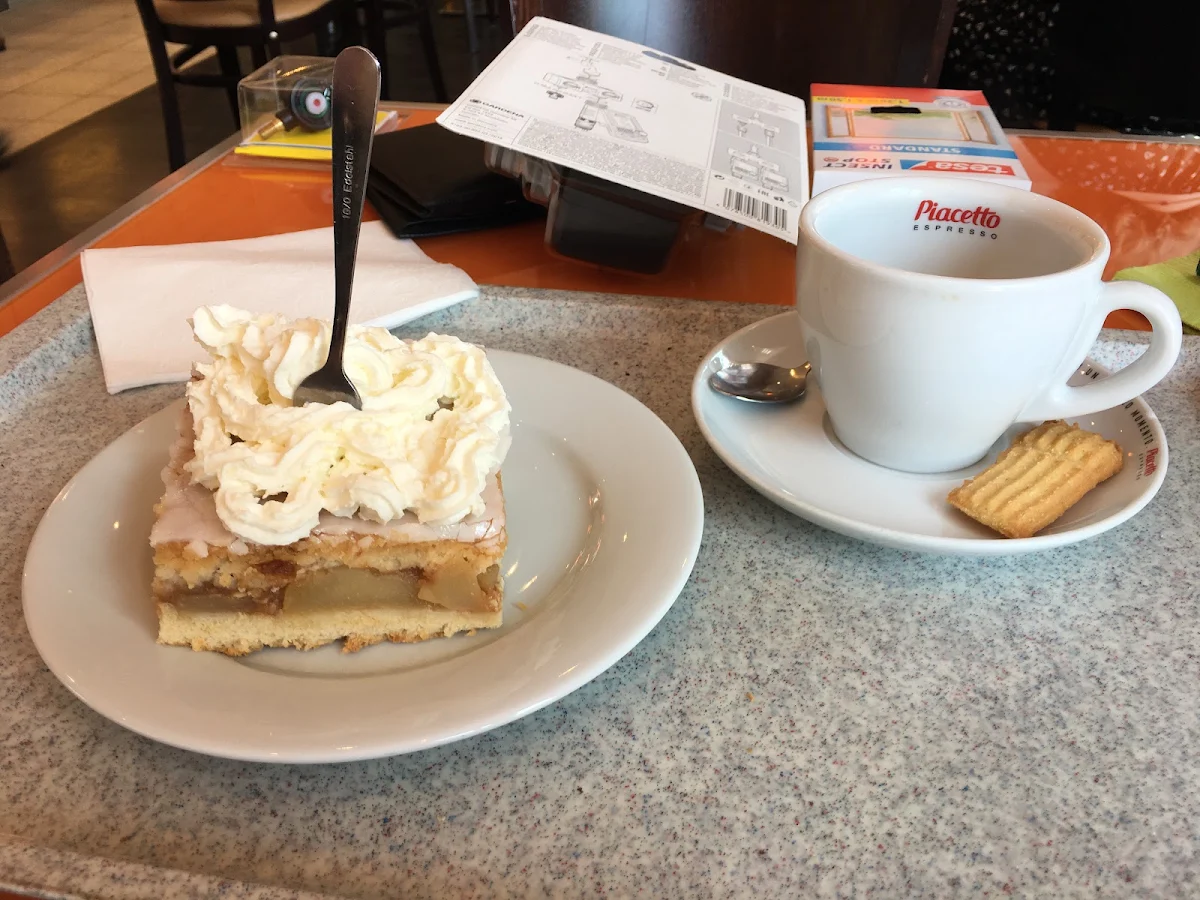 Essen und Trinken, Bäckerei Cafe Grund am Obi