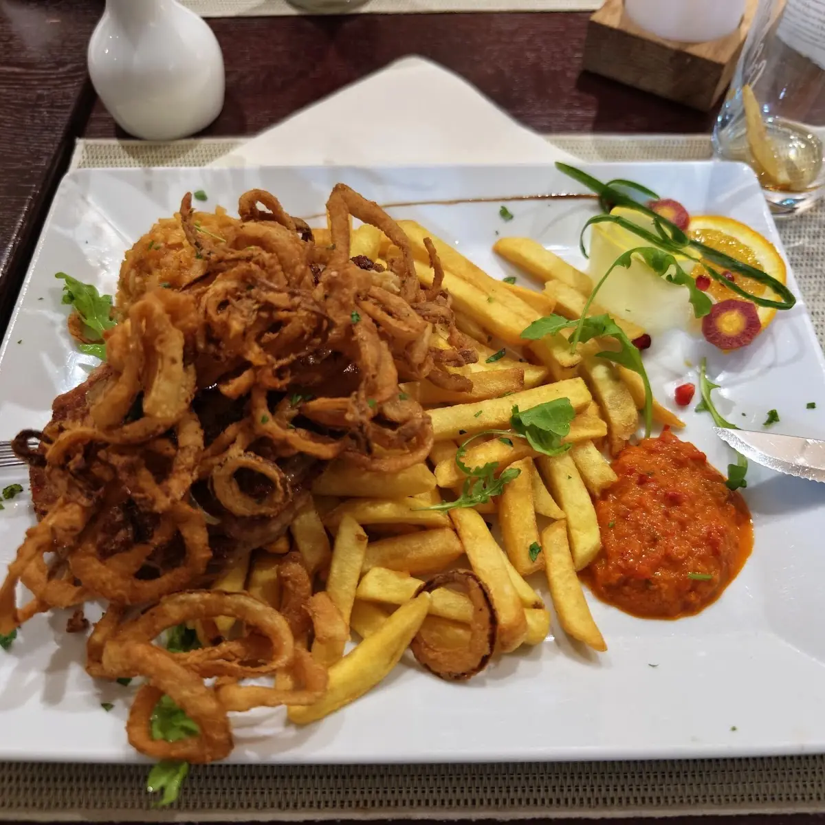 Essen und Trinken, Mikos Restaurant