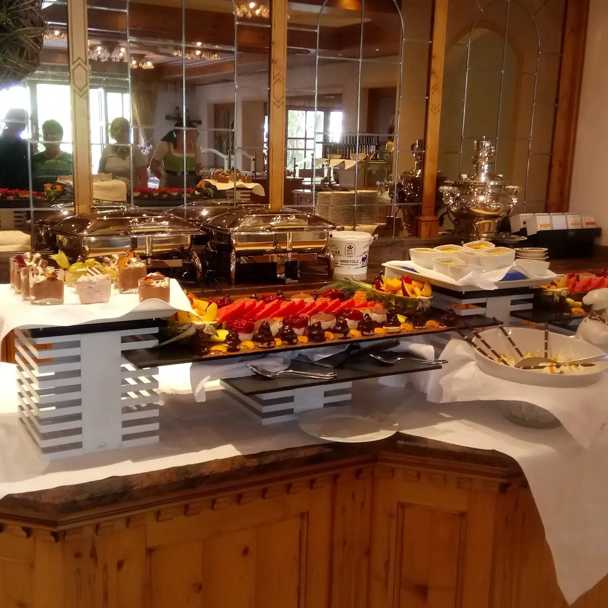 Essen und Trinken, NEUE POST HOTEL