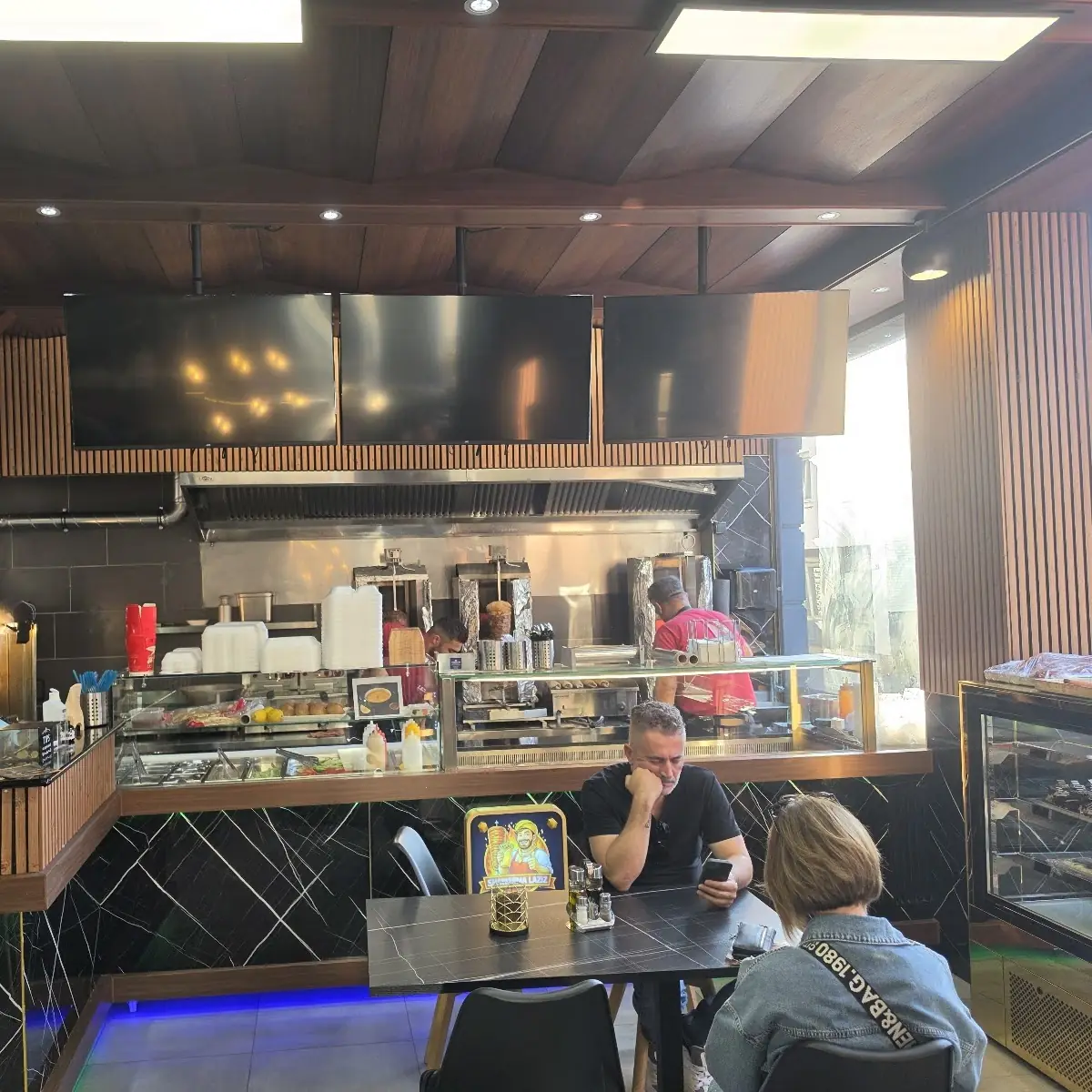 Atmosphäre, Gök Imbiss Bäckerei
