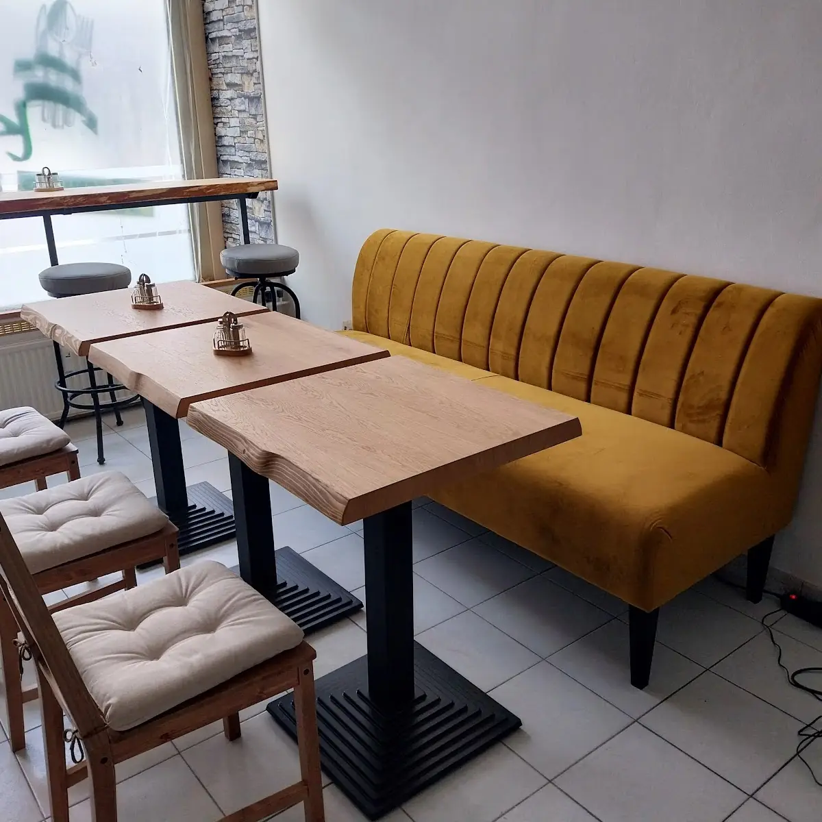 Atmosphäre, Kasis Bistro