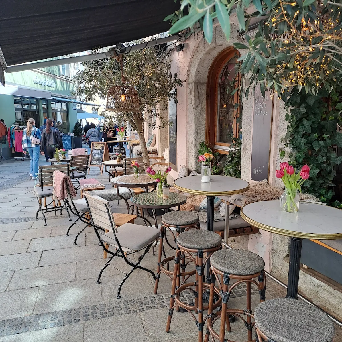Atmosphäre, Café & Tagesbar Minoo 1 Passau