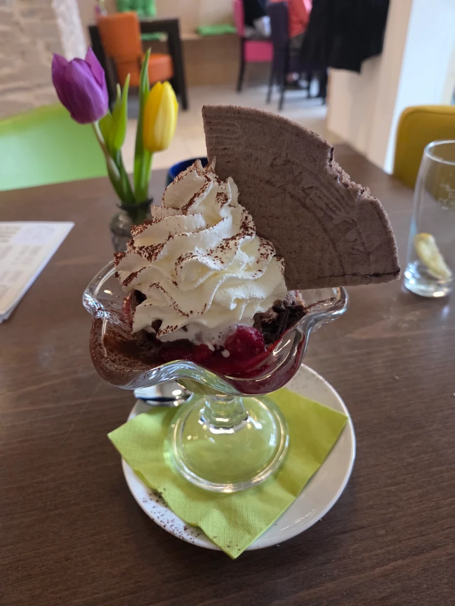 Essen und Trinken, Das verspielte Café