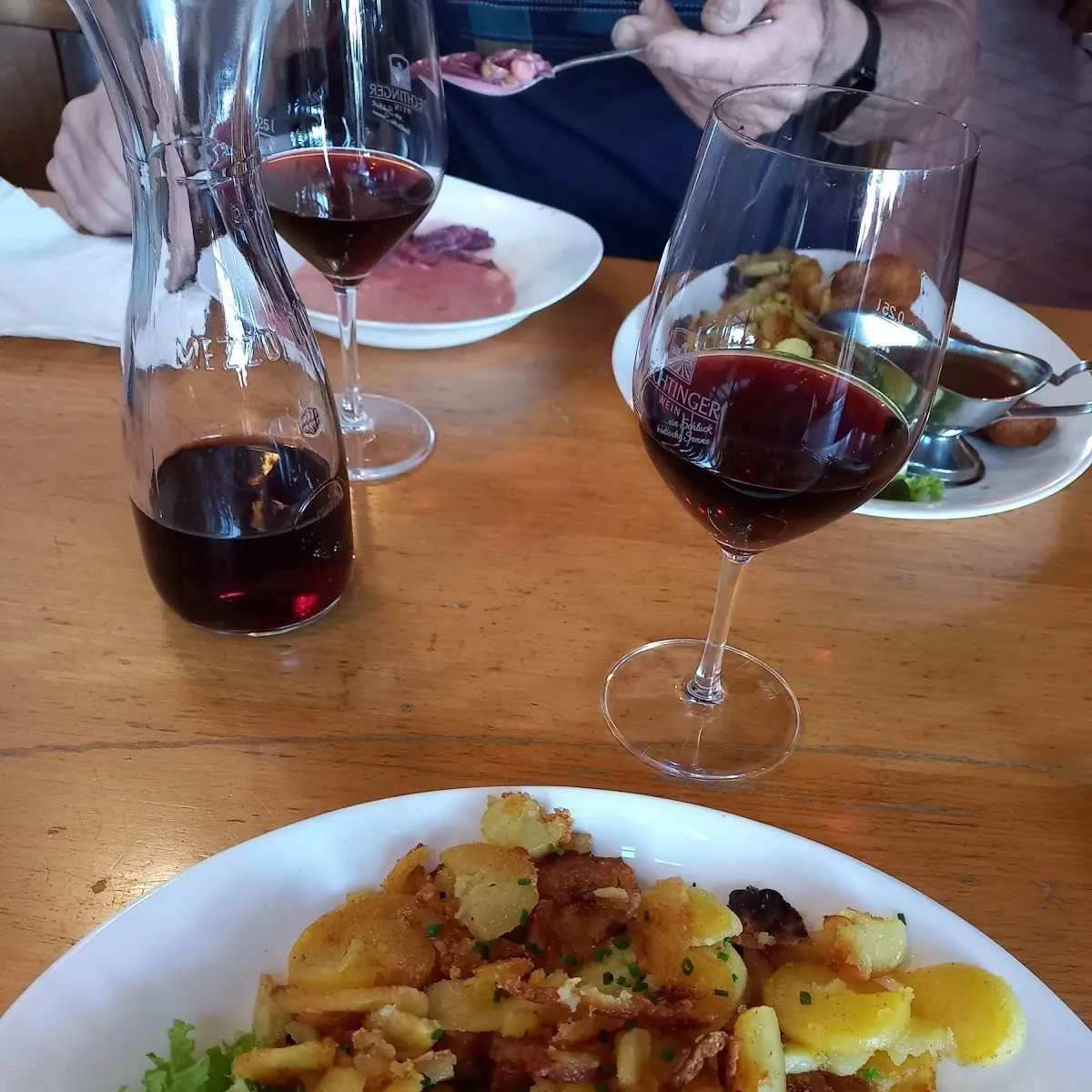 Essen und Trinken, Strauße Gutsschenke zur Scheune Genuss in der Scheune zwischen Weinbergen und Rheinauen