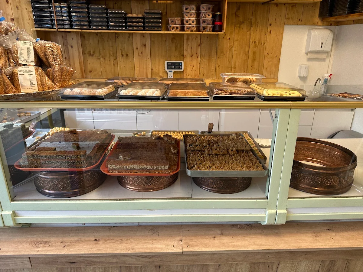 Atmosphäre, Al Quds arabische Süßigkeiten - Baklava Düsseldorf - حلويات القدس