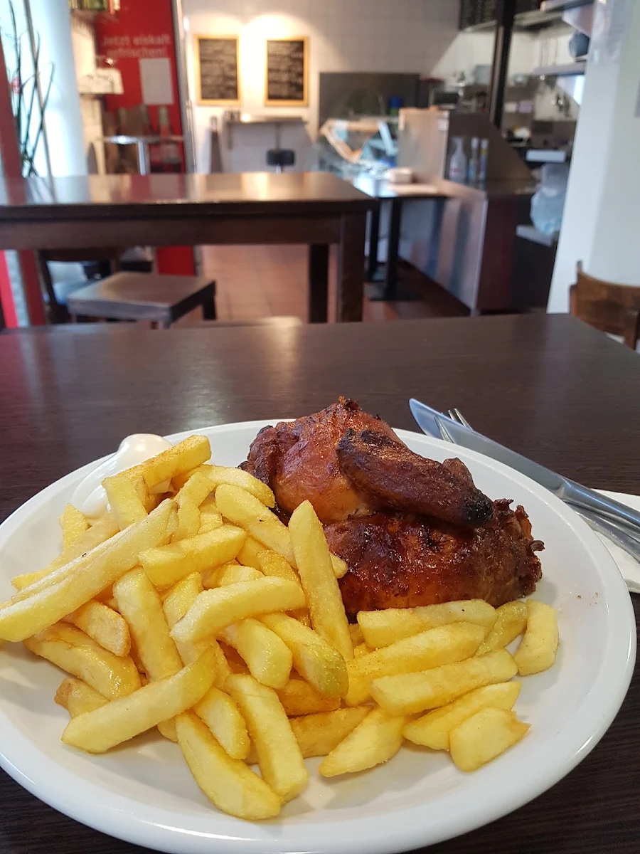 Grillhähnchen Mit Pommes