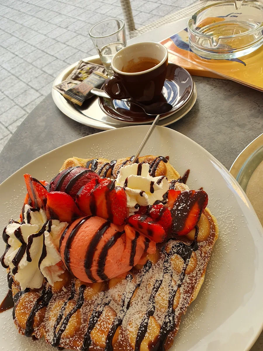 Waffe Mit Eis, Eiscafé CASAL