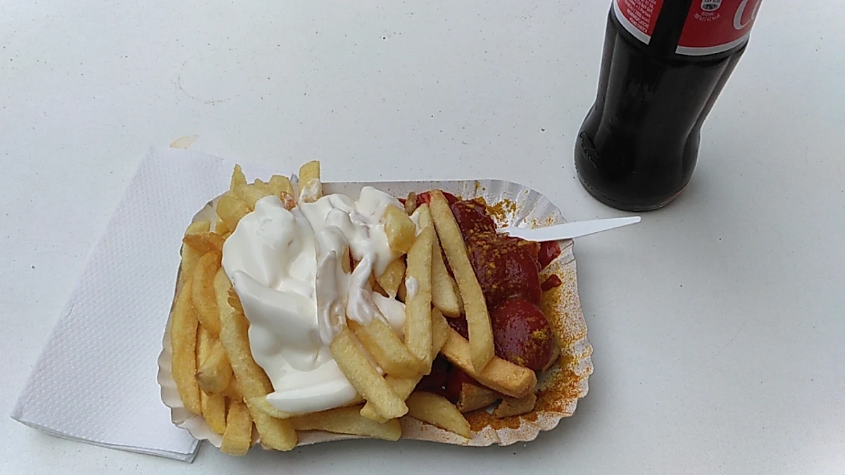 Currywurst Pommes Mit Mayo