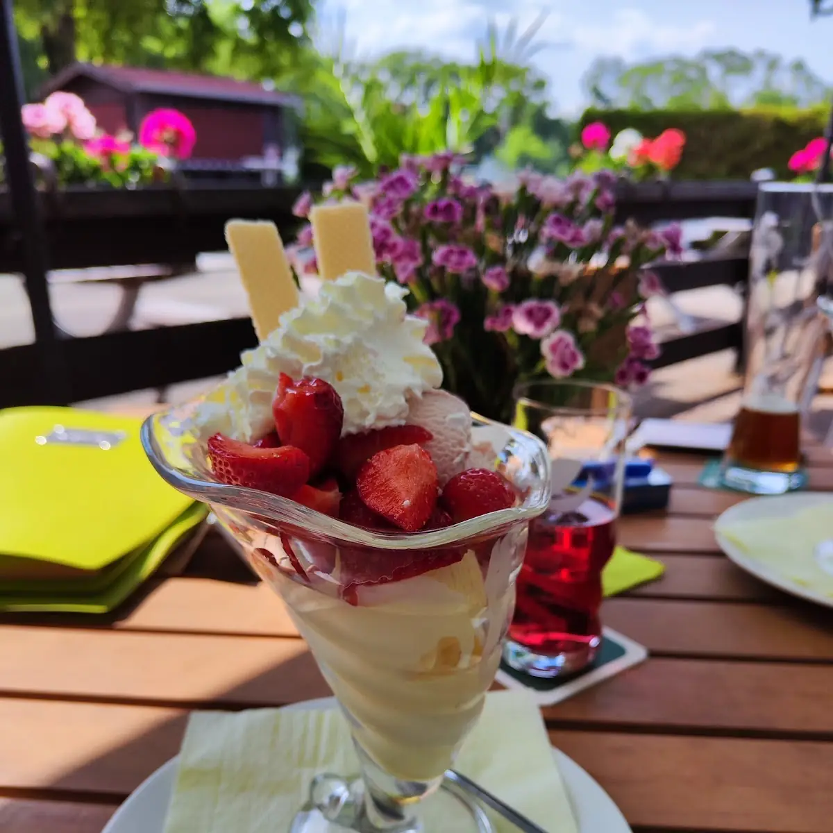 Erdbeereisbecher