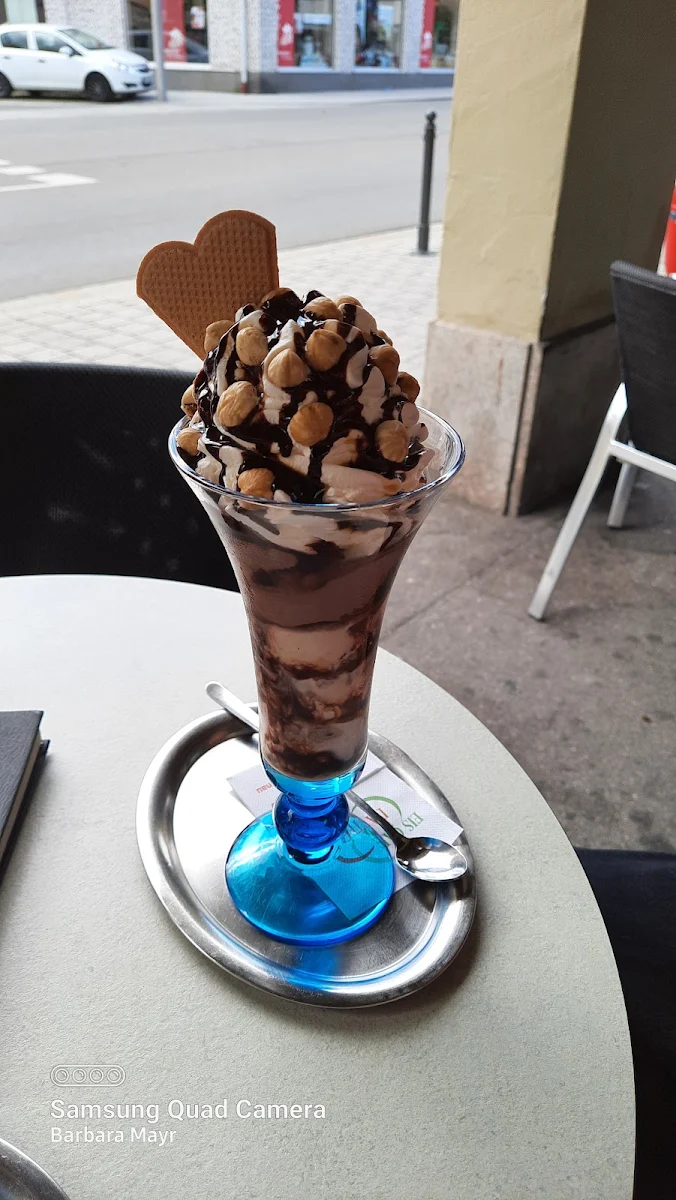 Haselnussbecher