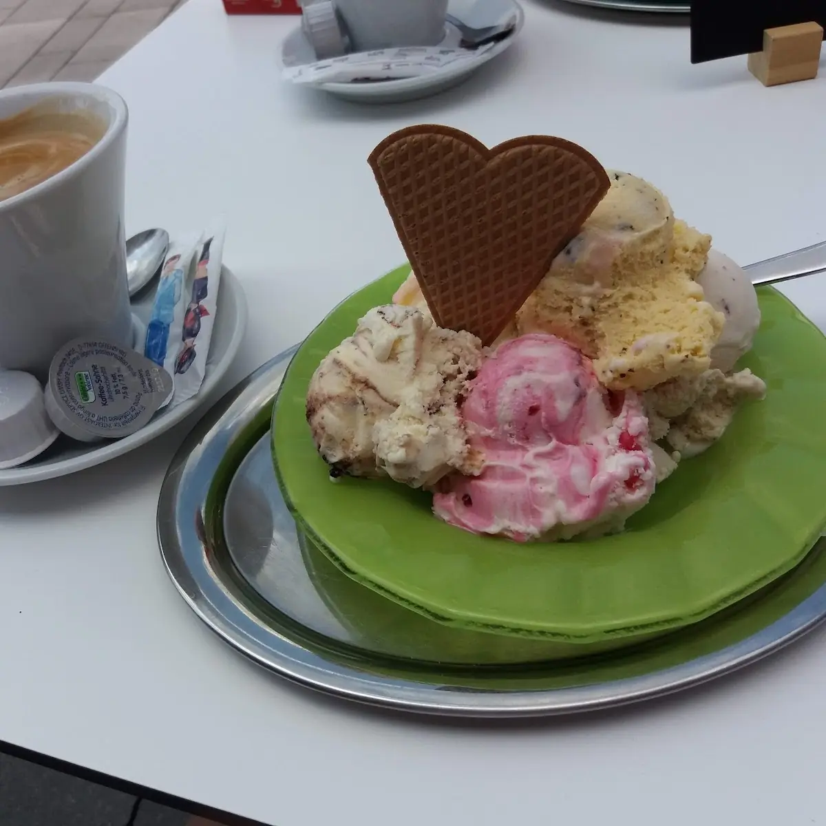 Gemischter Eisbecher