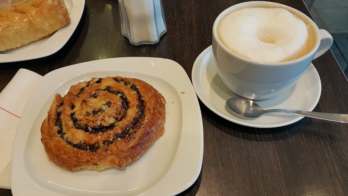 Mohnschnecke Mit Kaffee