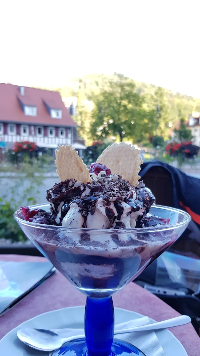 Eis Schwarzwaldbecher