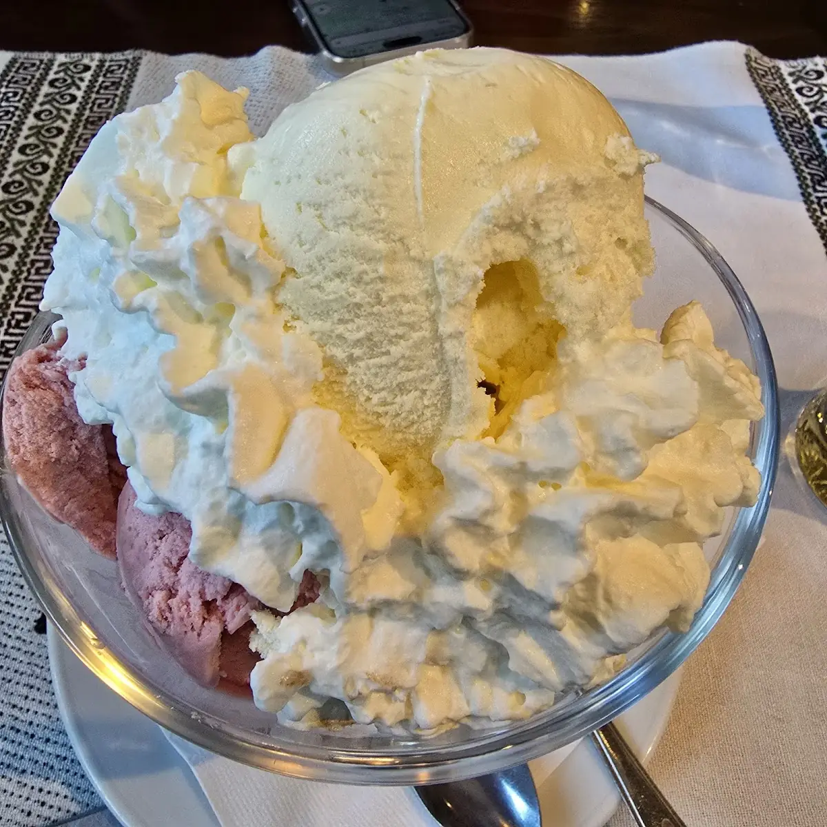 Gemischtes Eis Mit Sahne