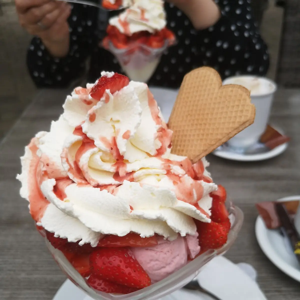 Erdbeereisbecher