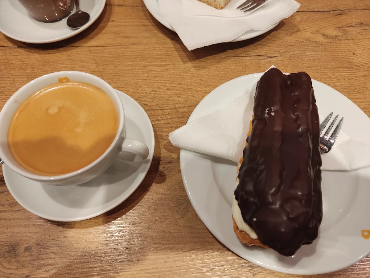 Café Mit Gefüllte Eclair