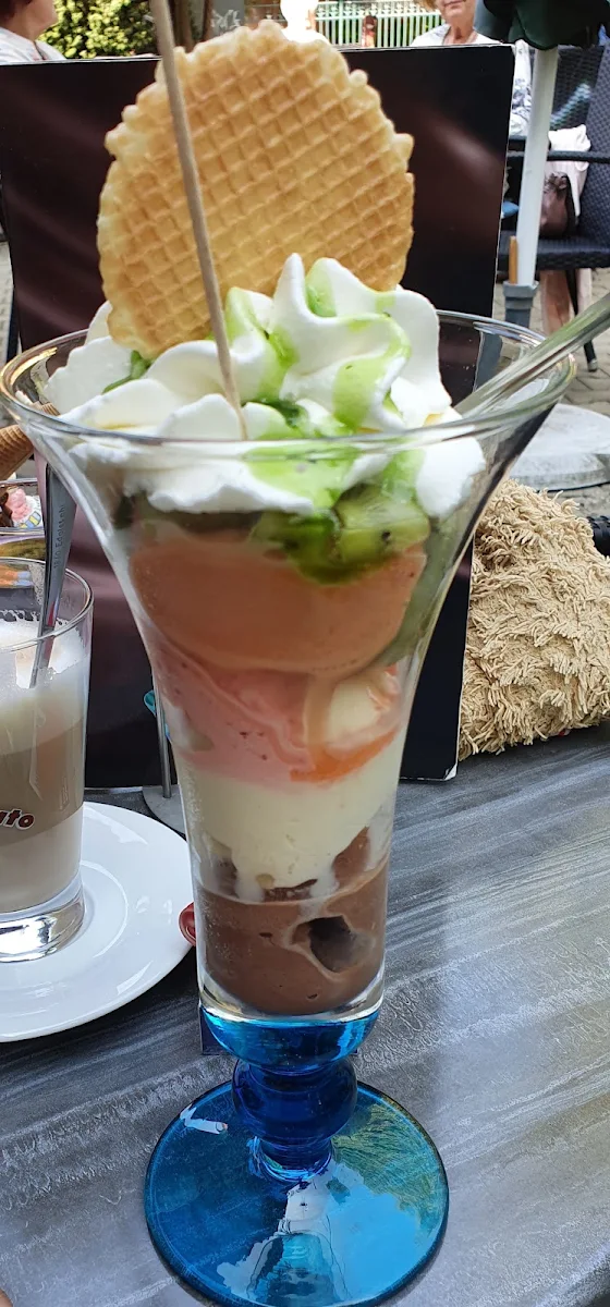 Erdbeebecher Mit Softeis