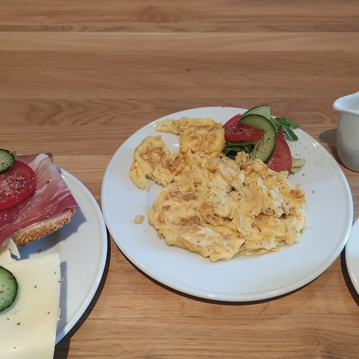 Late Macchiato, pain et gâteau a la Krimphove