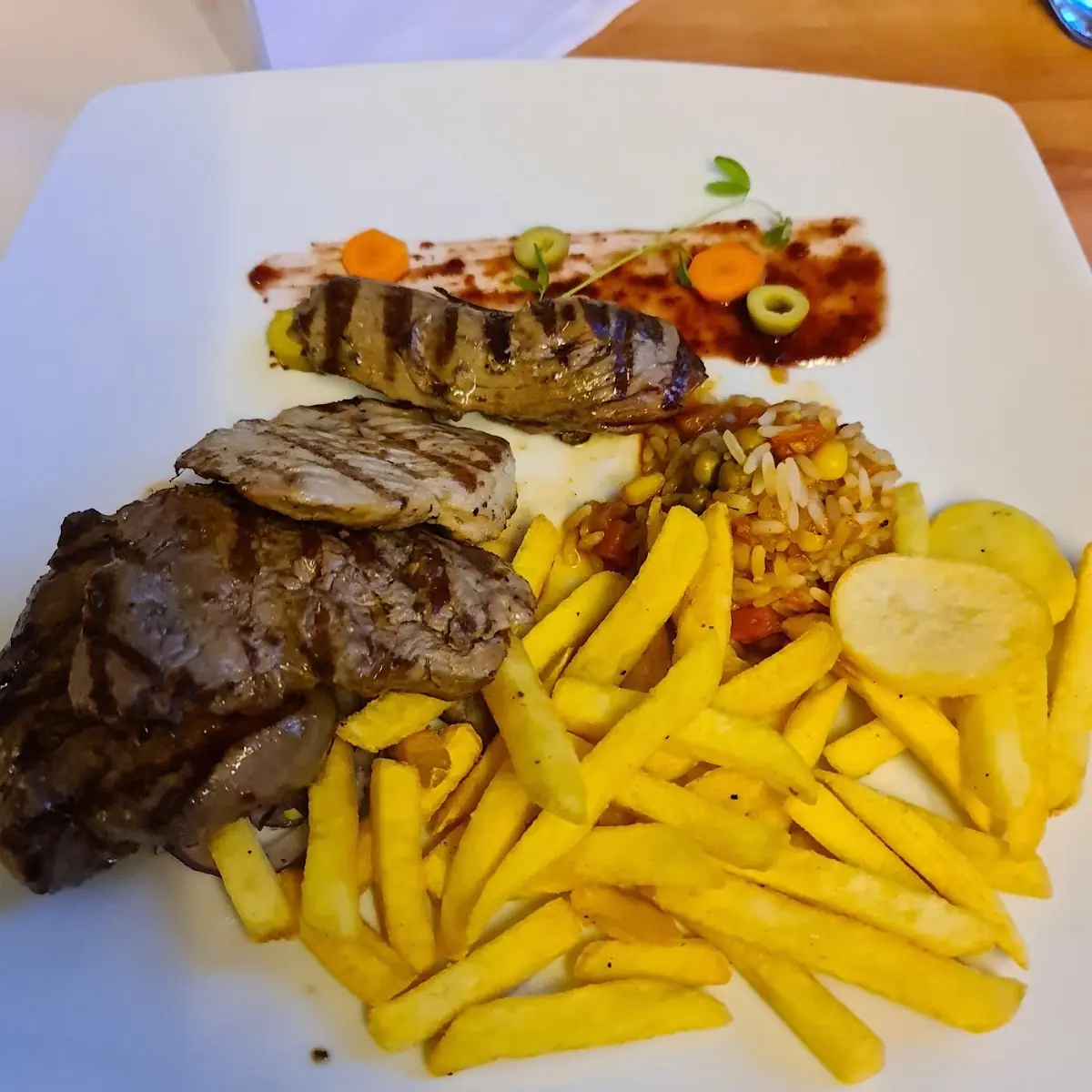 Variation Von Steaks Mit Pommes