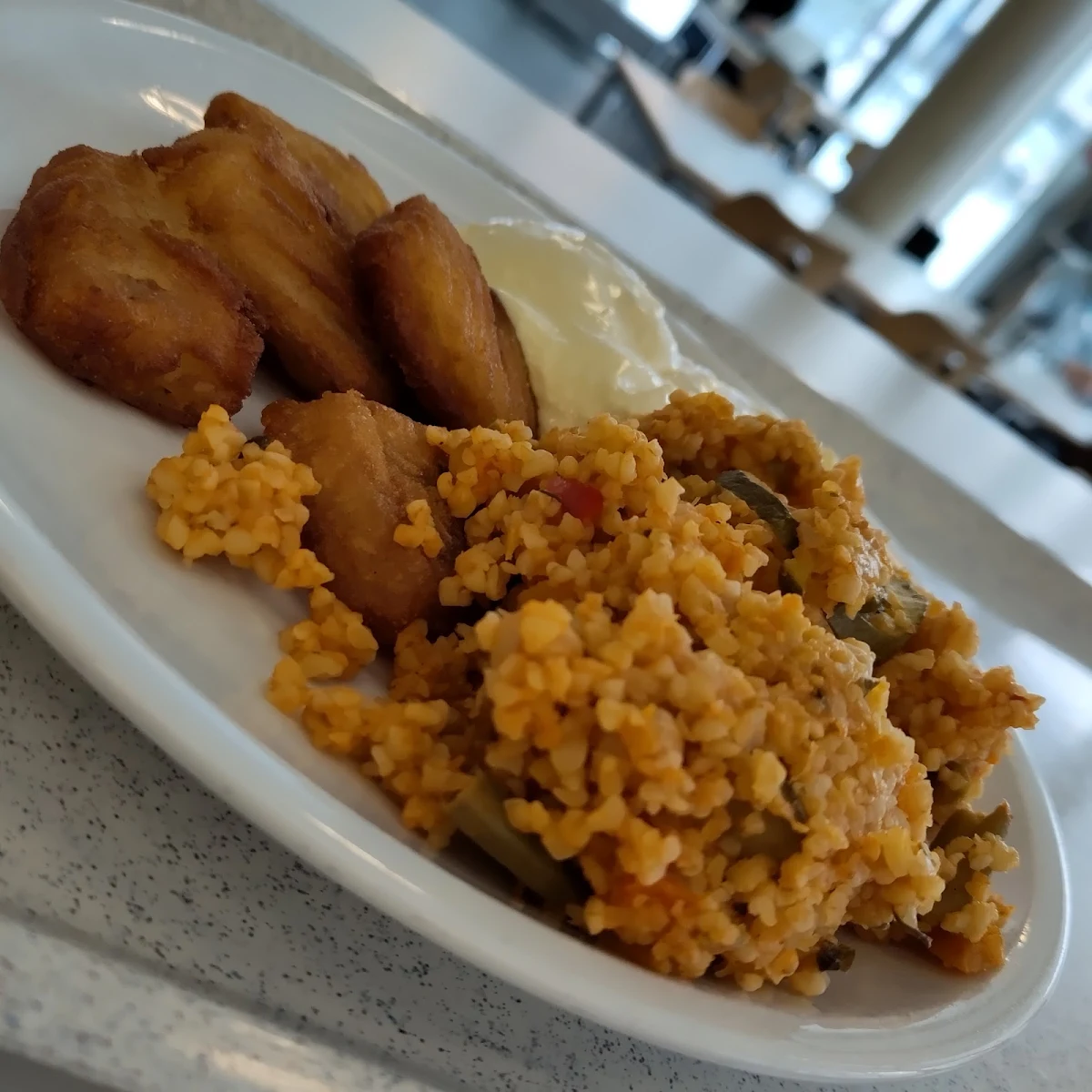 Fischnuggets Und Gemüsereis, Cafeteria CampusTor