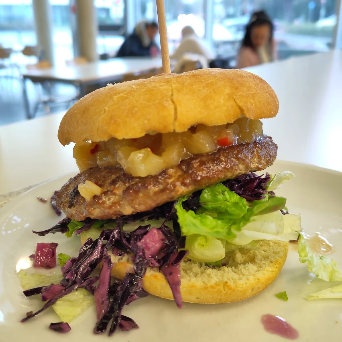 Wildschwein-burger Mit Rotkrautsalat, Cafeteria CampusTor