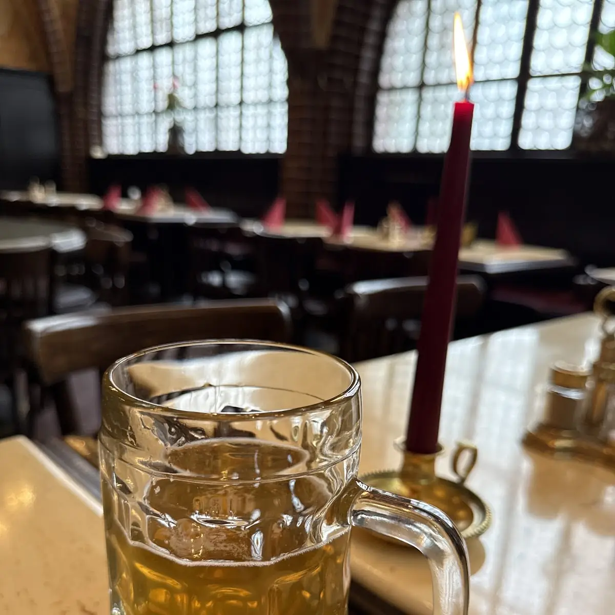 Draft Bier, Zur Gerichtslaube