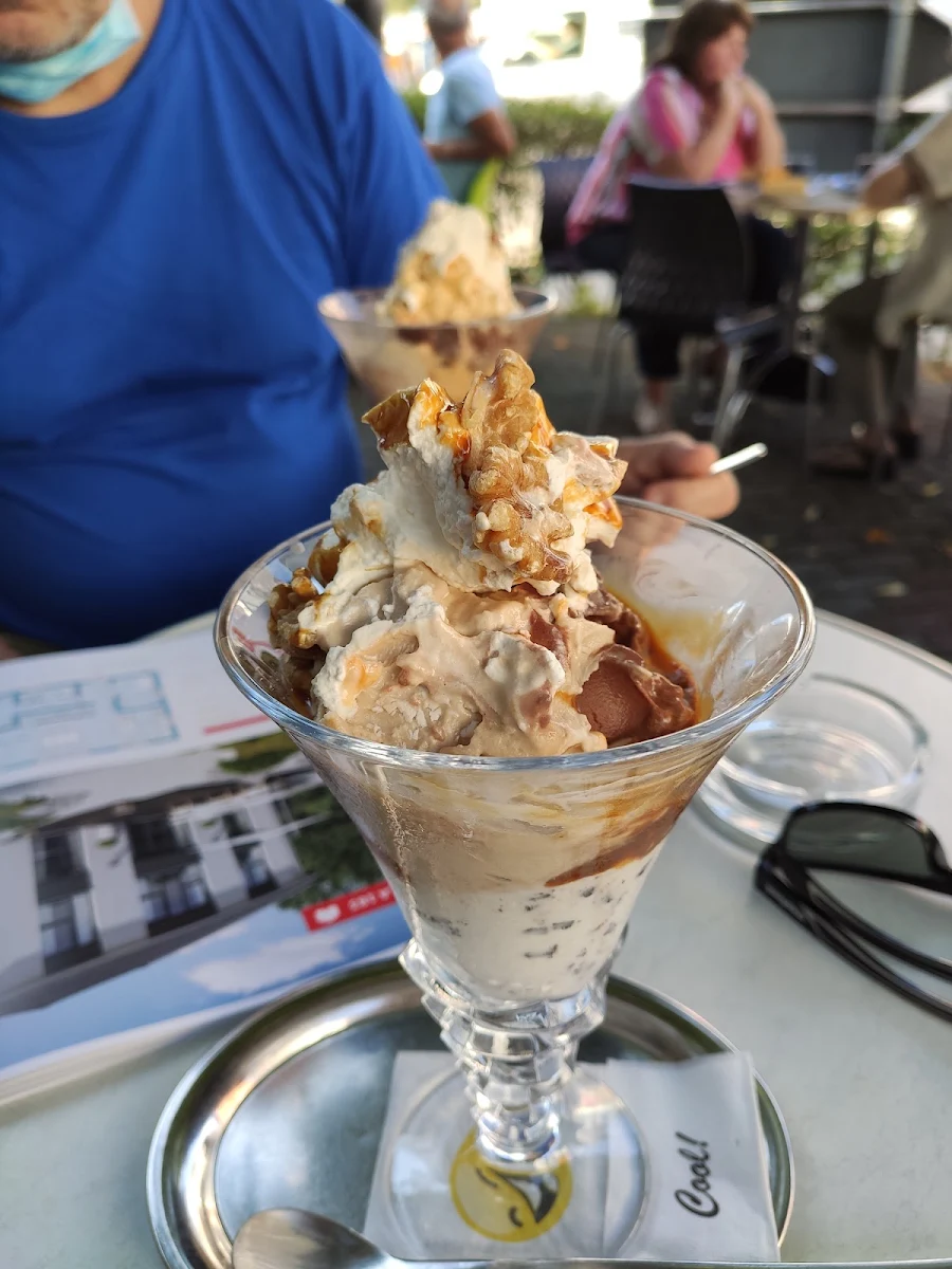 Wallnuss- Eisbecher, Enzos Eiscafé - am Heeggraben