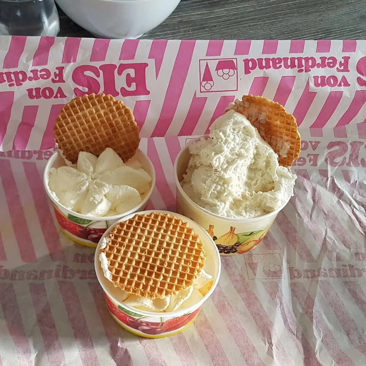 Becher Eis