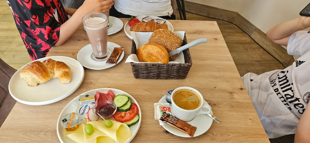 Highlights, ROZAFA EISCAFE