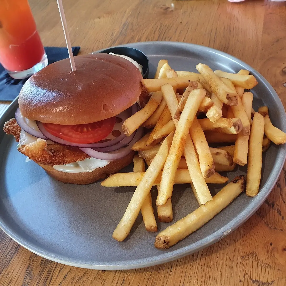 Crispy Chickenburger Mit Pommes