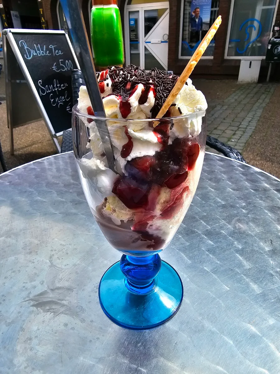 Kirscheisbecher