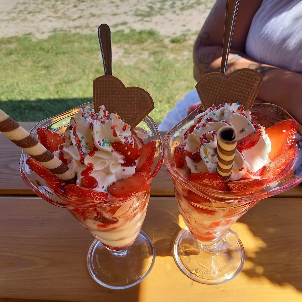 Erdbeereisbecher