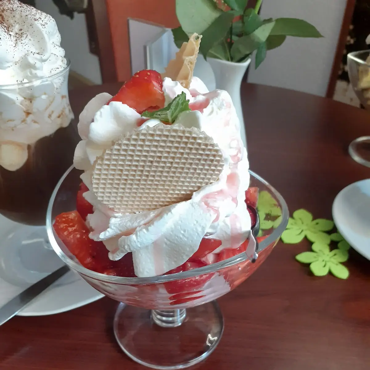 Erdbeereisbecher