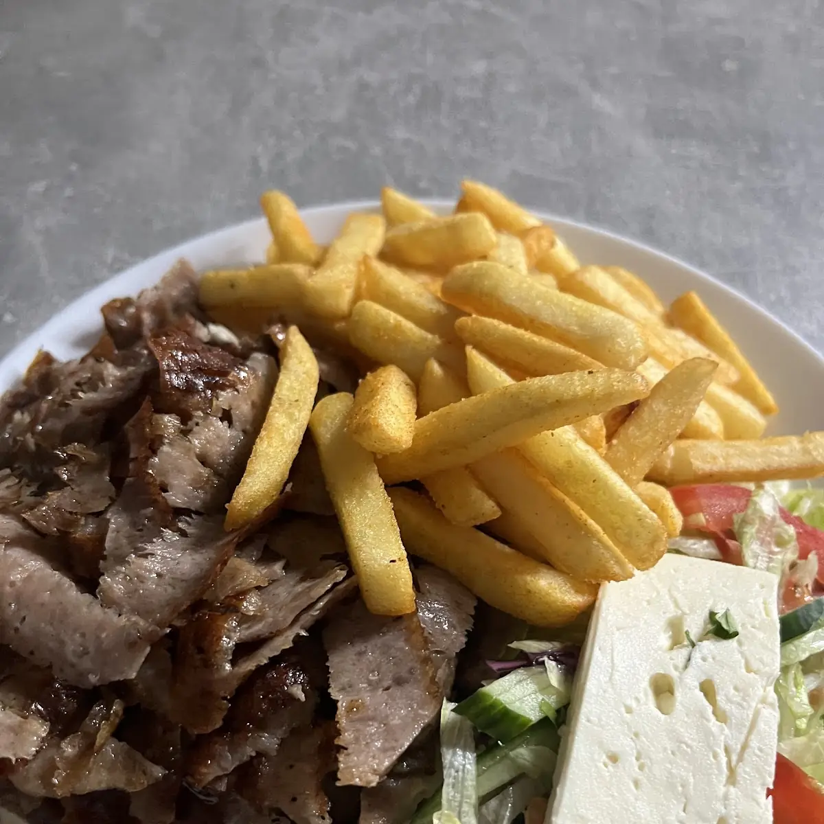 Döner Teller mit Reis, Fleisch, Sauce, Salat und Brot