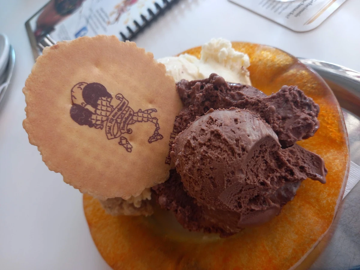Gemischtes Eis, Eiscafé Tirreno
