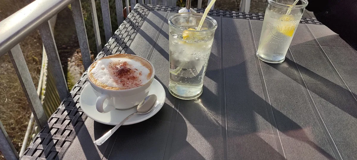 Cappuccino Und Holunderschorle