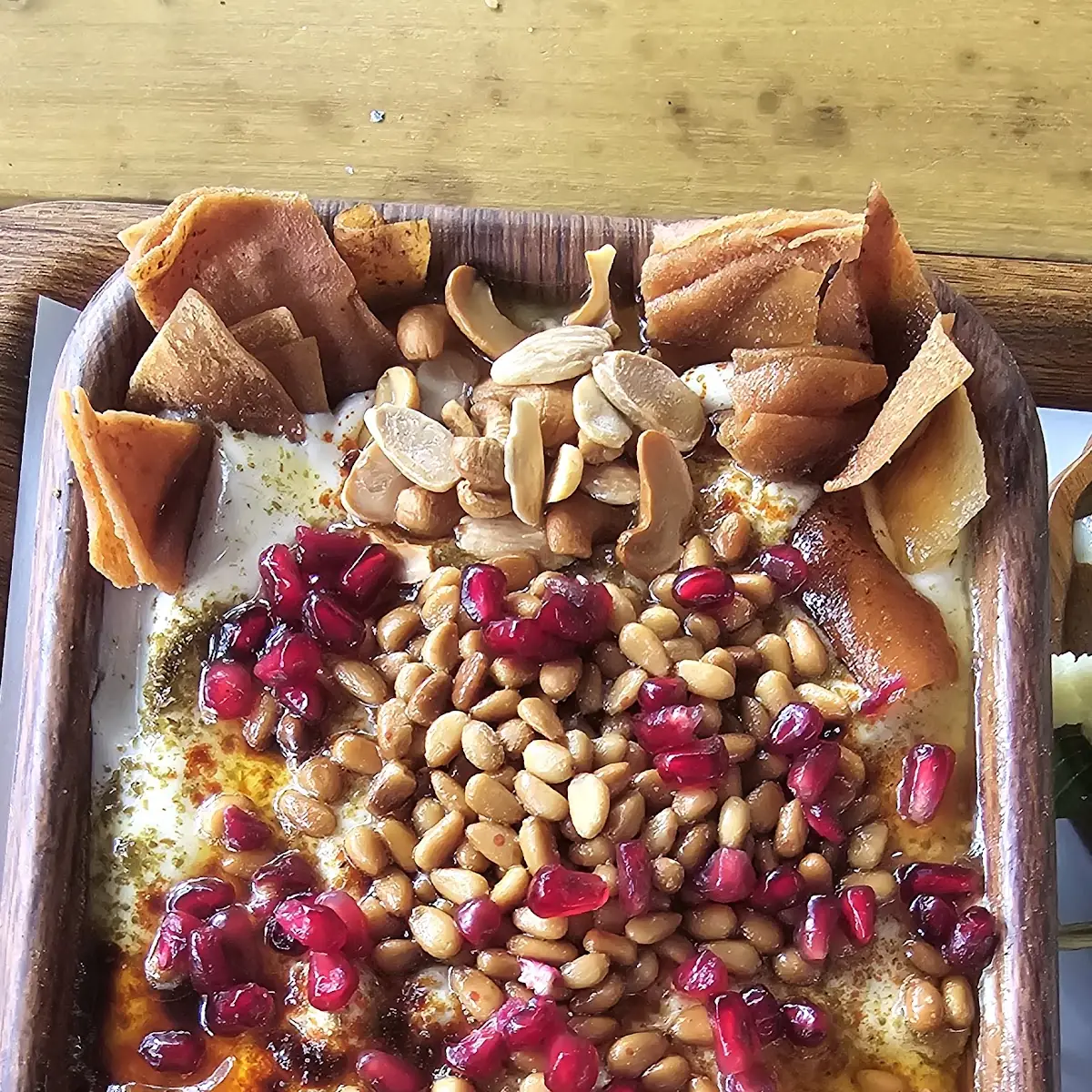 فتة بسمنة فلافل حمص, خبز وملح / Brot & Salz