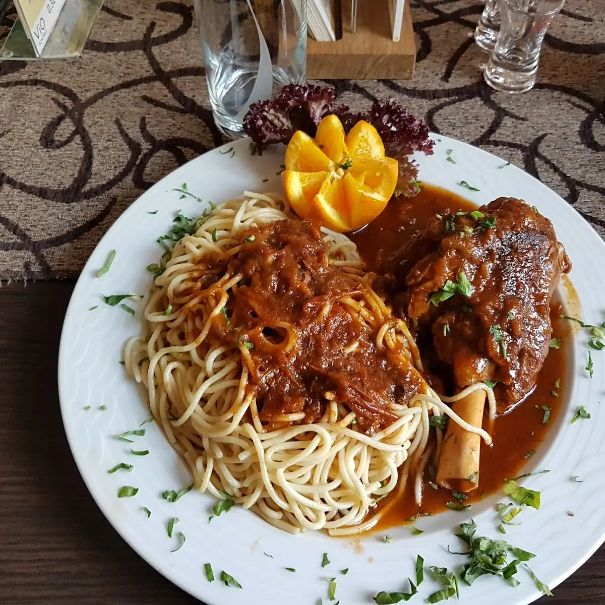 Lammhaxe Mit Spaghetti