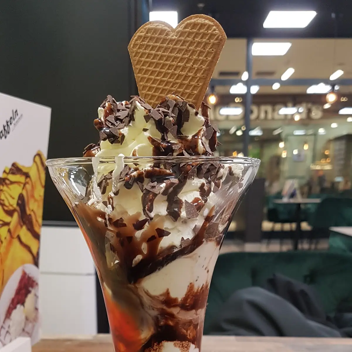 Stracciatella-eisbecher