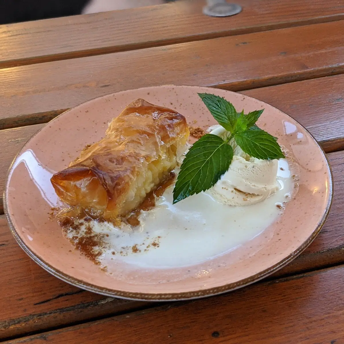 Galaktobouriko Mit Vanilleeis, Restaurant Akropolis