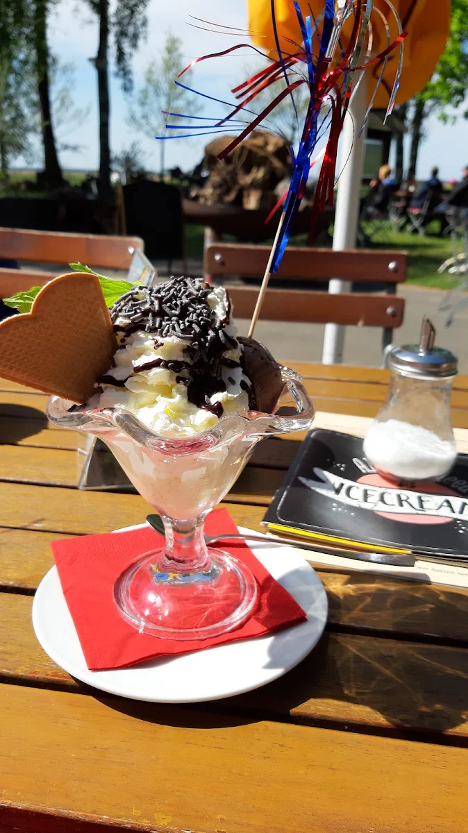 Gemischter Eisbecher Mit Sahne