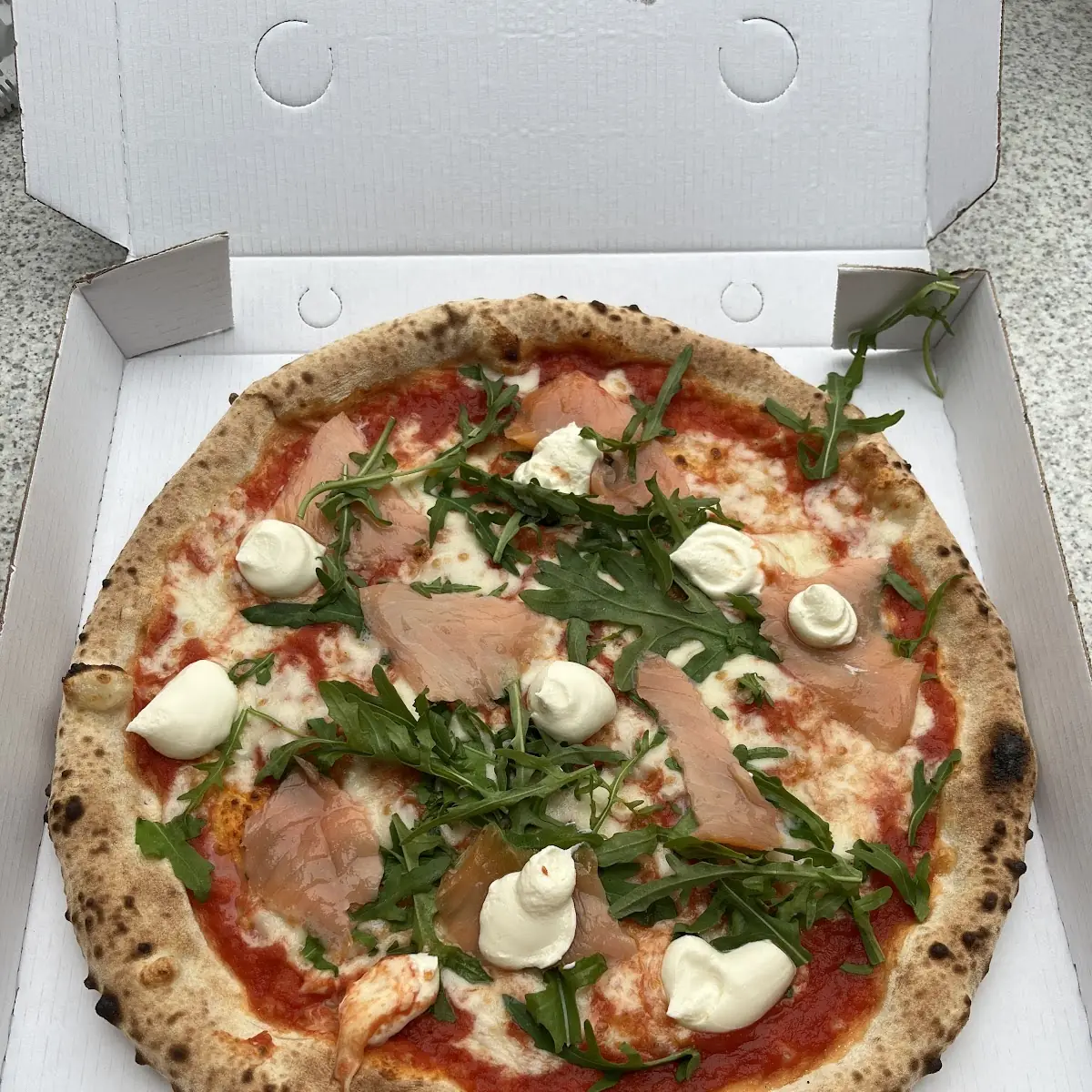 Lachs Pizza